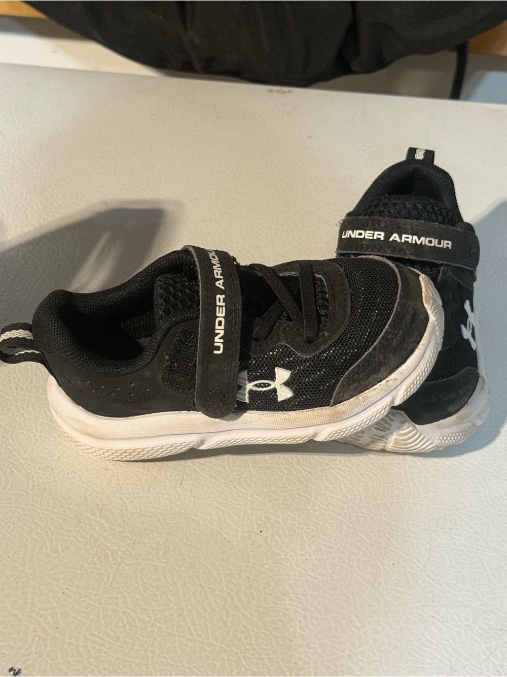 Under Armour Kids Black and White Sneakers sz 7T